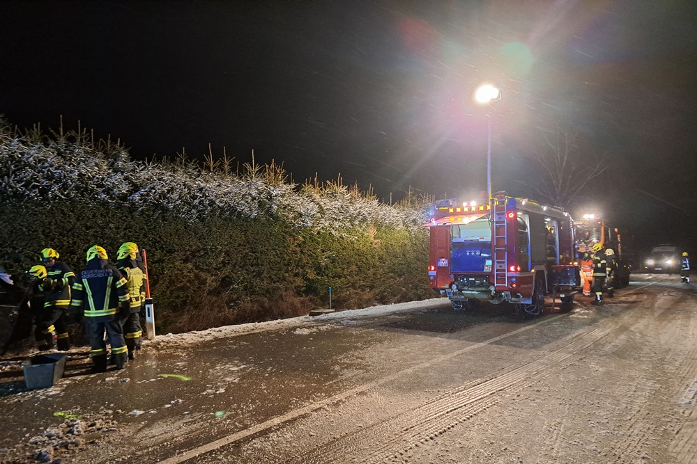 VU - Eingeklemmte Person - Freiwillige Feuerwehr Neukirchen Am Walde In ...